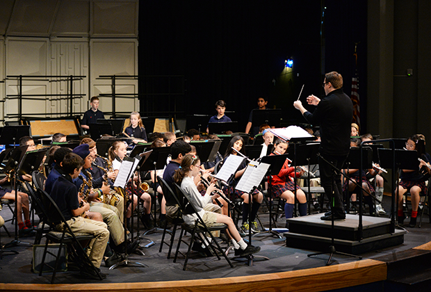 宾夕法尼亚州一所私立小学的学生在一场乐队音乐会中演奏