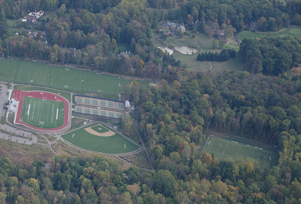 从空中拍摄的MG冰球突破官网运动场，这是费城地区的一所顶级私立学校